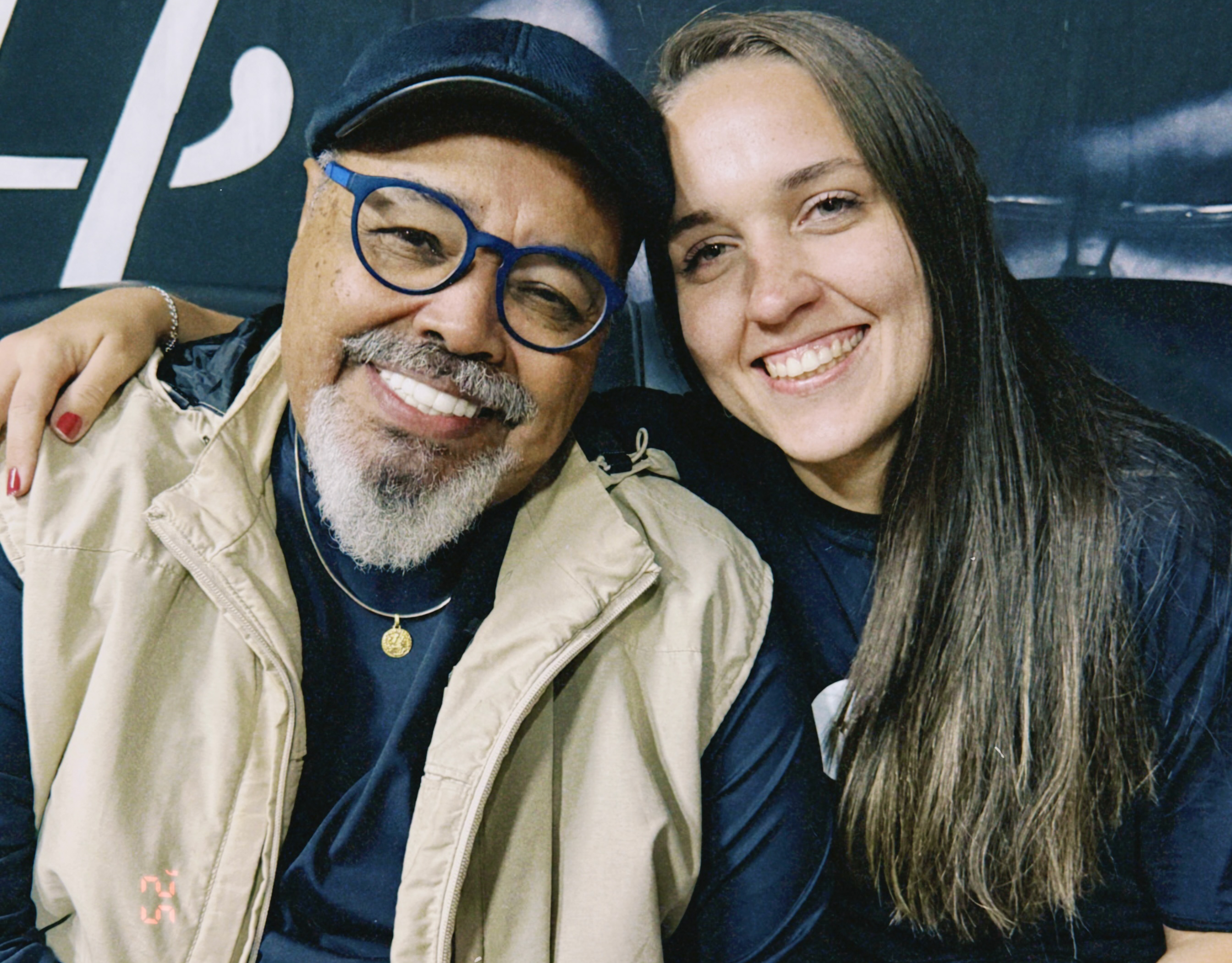 Camila Almeida ao lado de Jorge Aragão nos bastidores de um show